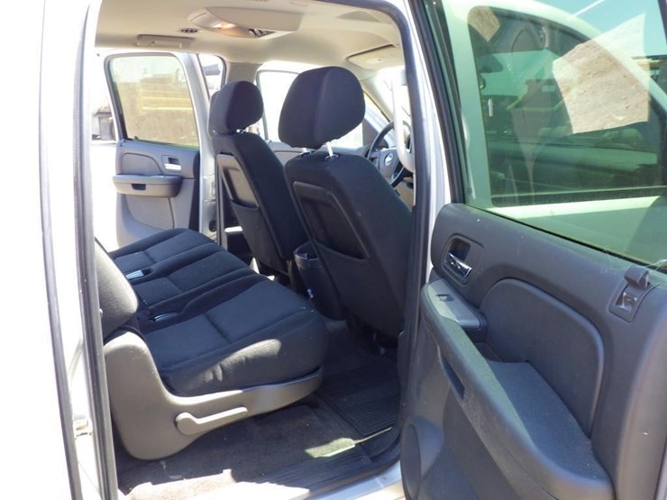 2010-chevrolet-suburban-image-8