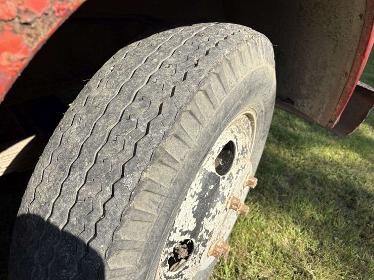 1967-chevy-c50-grain-truck,-tandem-axle-with-hyd-lift-tag-axle,-350-v8,-4+2,-8.25-20-tires,-17.5’-wo-image-15