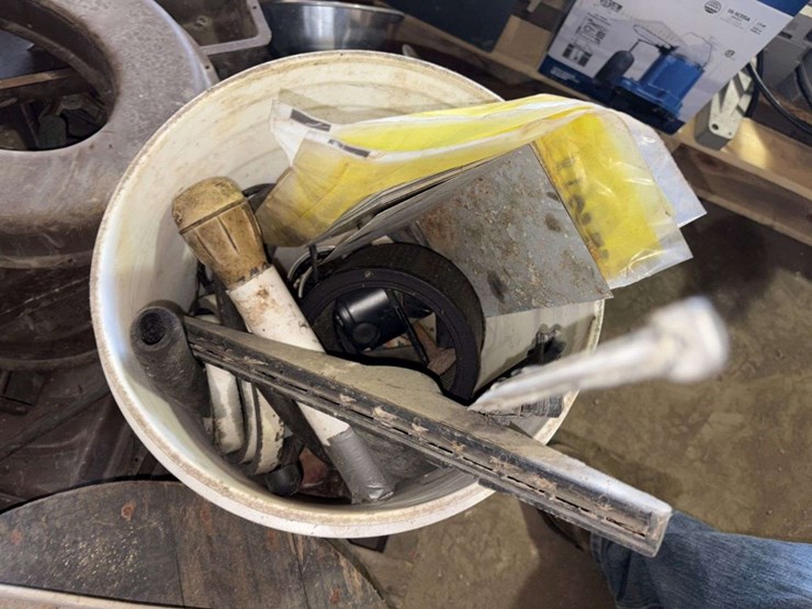 pallet-of:-steel-cable,-lights,-plastic-letters,-welder-cable,-buying-all-for-one-money-image-5