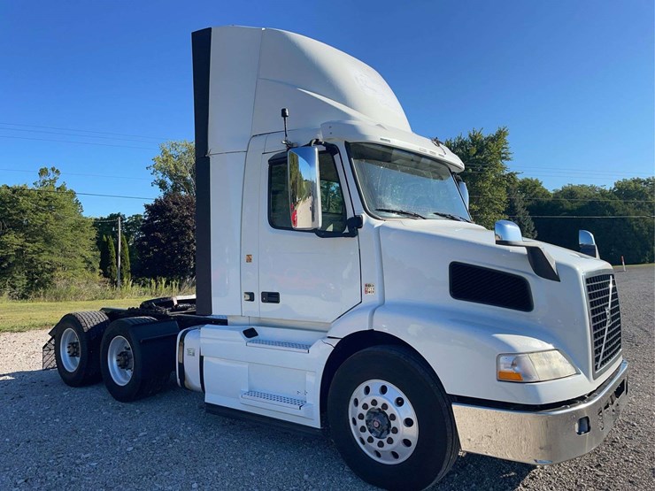 2017-volvo-day-cab-semi-image-54