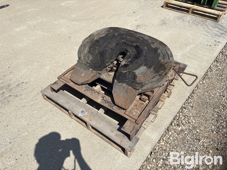 holland-semi-truck-5th-wheel-hitch-image-5