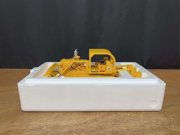 1/25-ih-td-25-crawler-nib-1st-gear-image-2