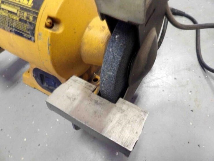 dewalt-6"-bench-grinder-cw756-image-3