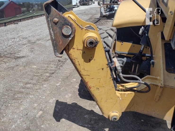 2017-caterpillar-tl1055d-image-18