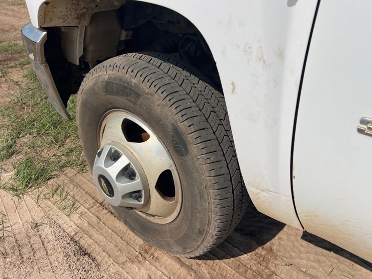 2012-chevrolet-3500hd-image-23