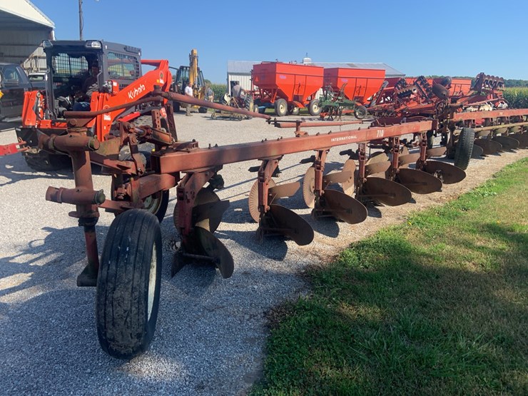 ih-710-plow-6-bottom-image-3