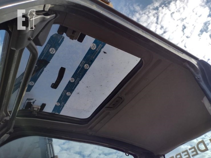 2010-deere-120d-image-14