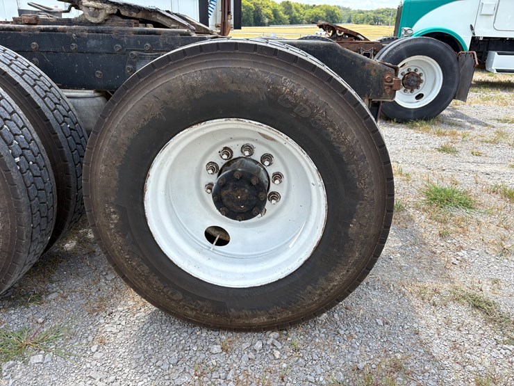 peterbilt-378-image-11