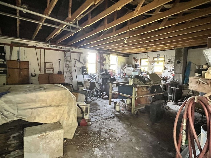 contents-of-garage-on-907-n.-870-st.-e.-image-1