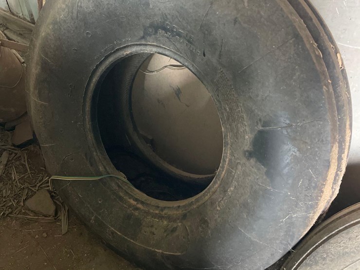 like-new-11.00-16-tire-image-5