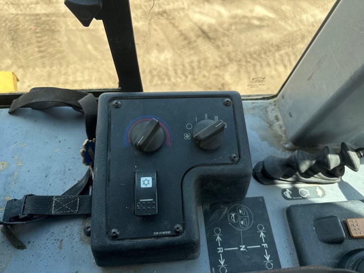 2005-caterpillar-d3g-lgp-image-27