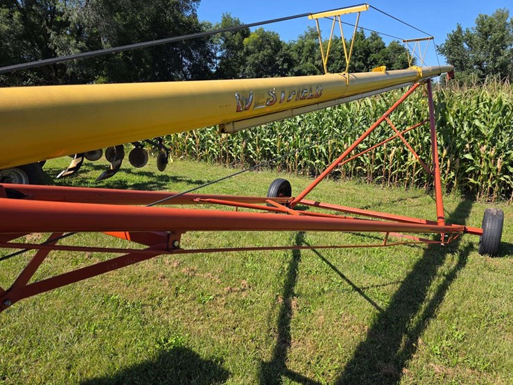 westfield-mk-8"-x-61'-auger-with-single-auger-swing-hopper,-hydraulic-lift,-15"-tires-*one-will-need-image-10