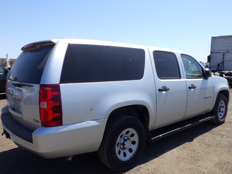 2010-chevrolet-suburban-image-3