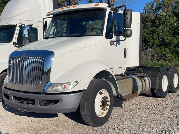 2015-navistar-8600-day-cab-semi-image-60