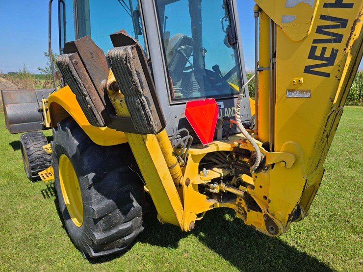 new-holland-lb75-image-11