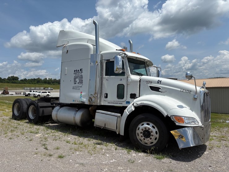 2010-peterbilt-386-image-3