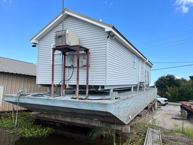 #105-•-living-quarters-barge-image-1