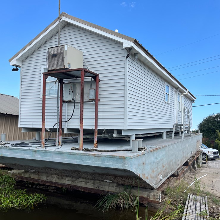#105 • LIVING QUARTERS BARGE