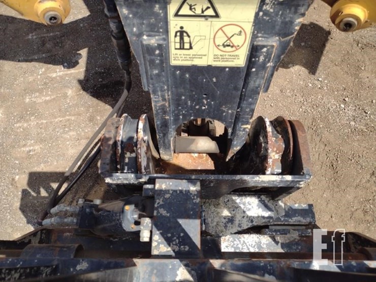 2017-caterpillar-tl1055d-image-14