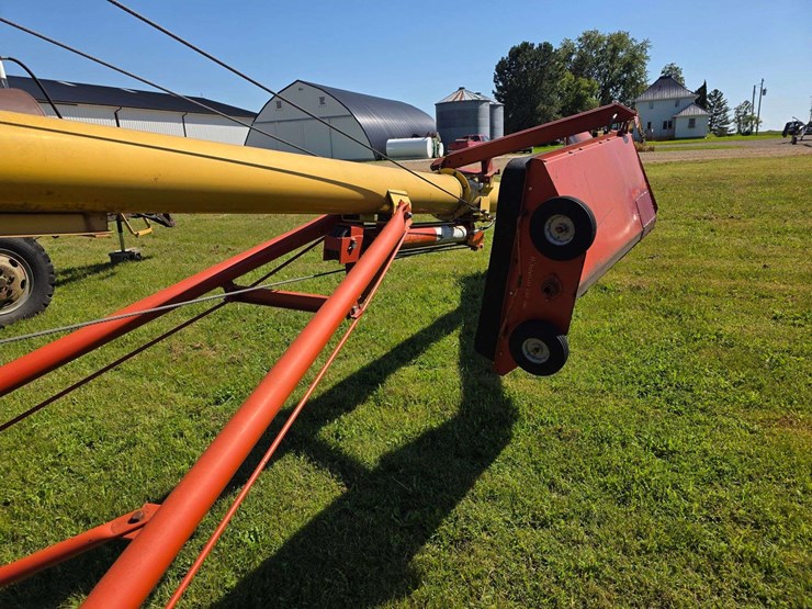 westfield-mk-8"-x-61'-auger-with-single-auger-swing-hopper,-hydraulic-lift,-15"-tires-*one-will-need-image-18