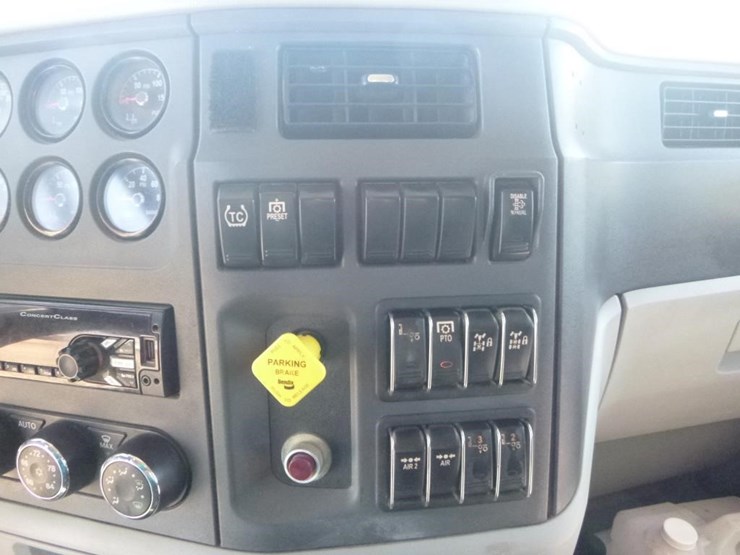 2020-peterbilt-567-image-21