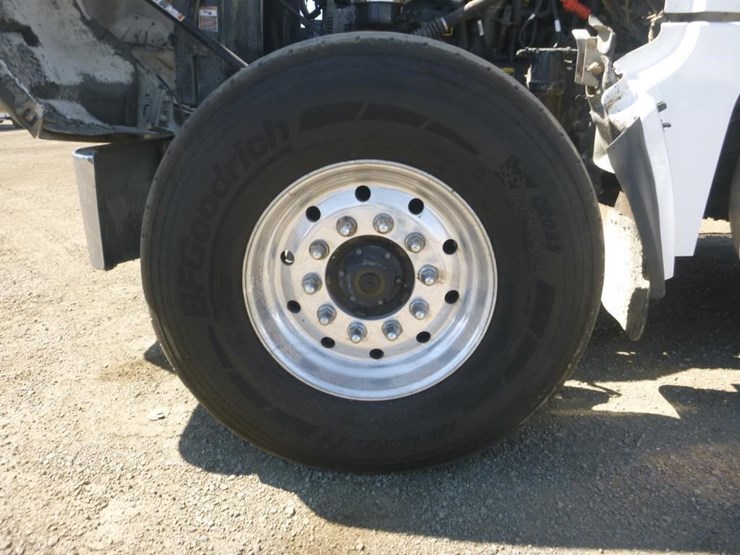 2020-peterbilt-567-image-30