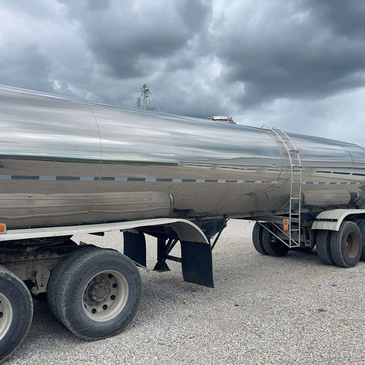 Stainless steel 7000 gallon tanker