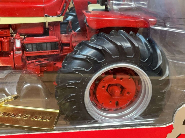 1/16-farmall-806-precision-key-series-nib-ertl-image-13