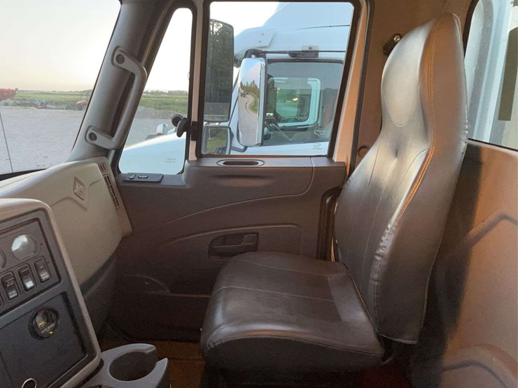2015-navistar-8600-day-cab-semi-image-8