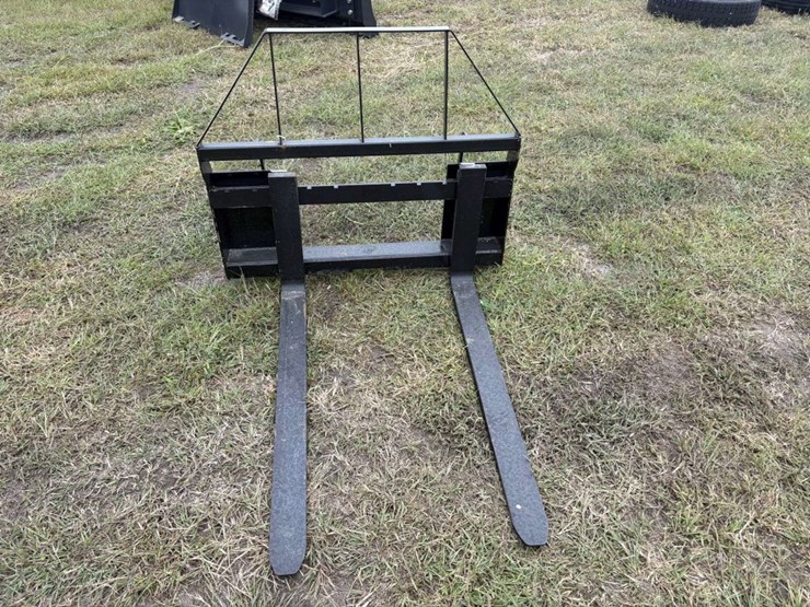 pallet-forks,-48”,-on-46”-carriage,-skidloader-qt,-image-2
