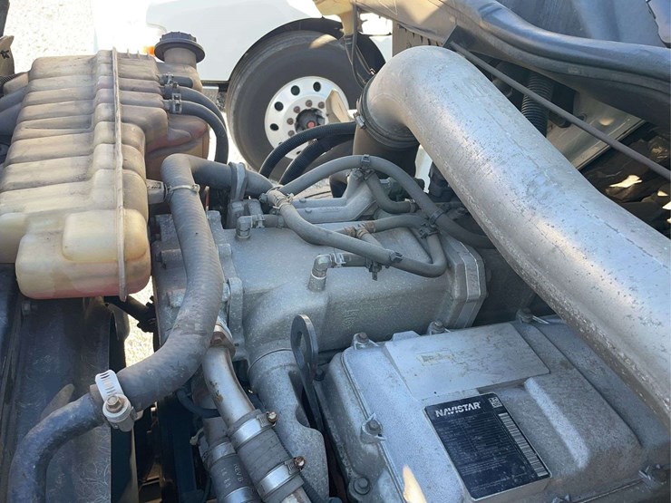 2015-navistar-8600-day-cab-semi-image-38