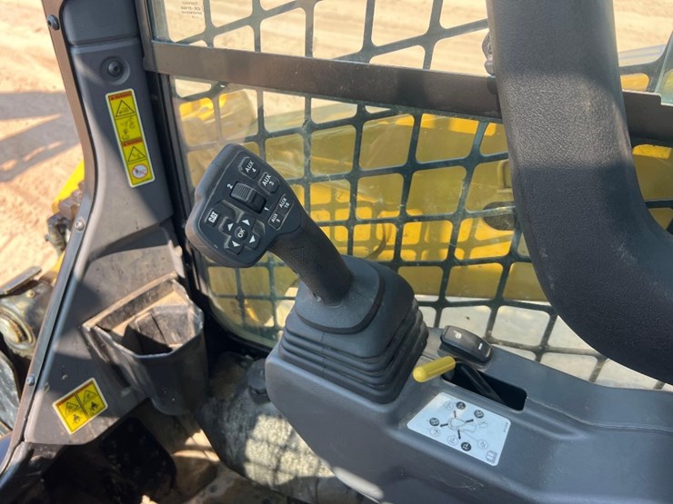 2024-caterpillar-255-skid-steer-image-27