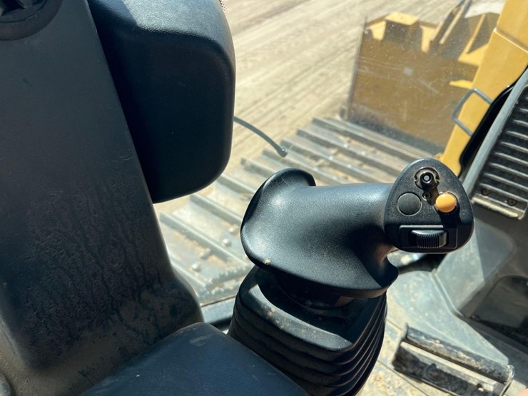 2020-caterpillar-d6k2-lgp-image-36