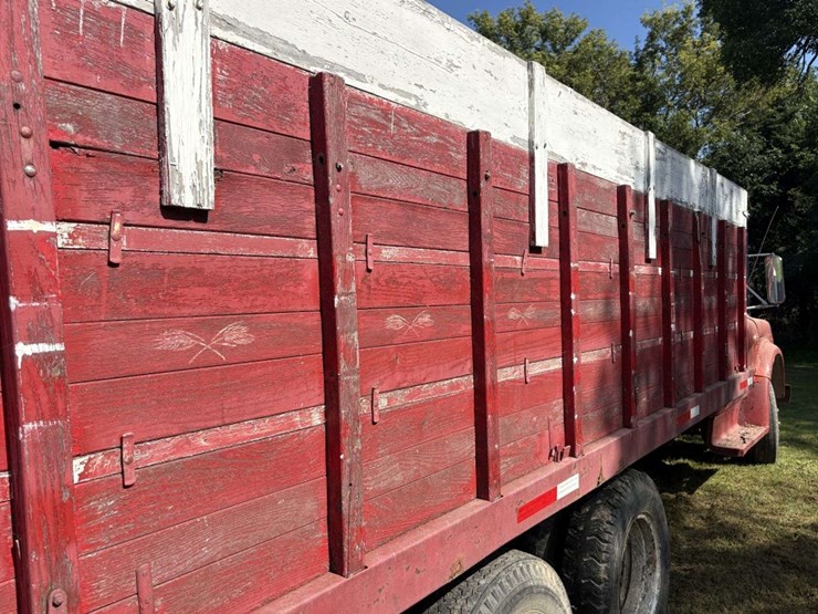 1967-chevy-c50-grain-truck,-tandem-axle-with-hyd-lift-tag-axle,-350-v8,-4+2,-8.25-20-tires,-17.5’-wo-image-37