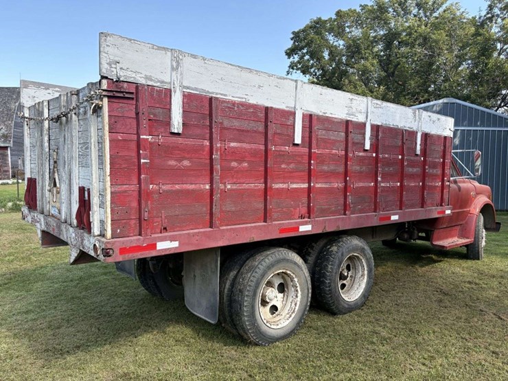 1967-chevy-c50-grain-truck,-tandem-axle-with-hyd-lift-tag-axle,-350-v8,-4+2,-8.25-20-tires,-17.5’-wo-image-4