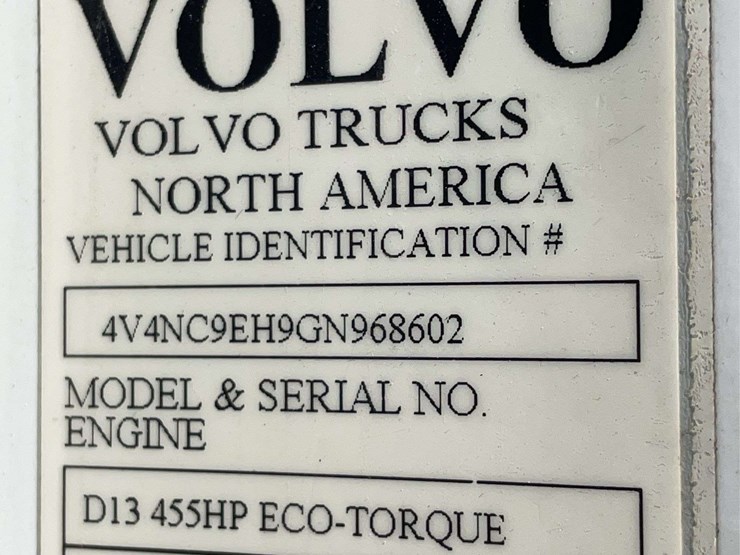 2016-volvo-day-cab-semi-image-7