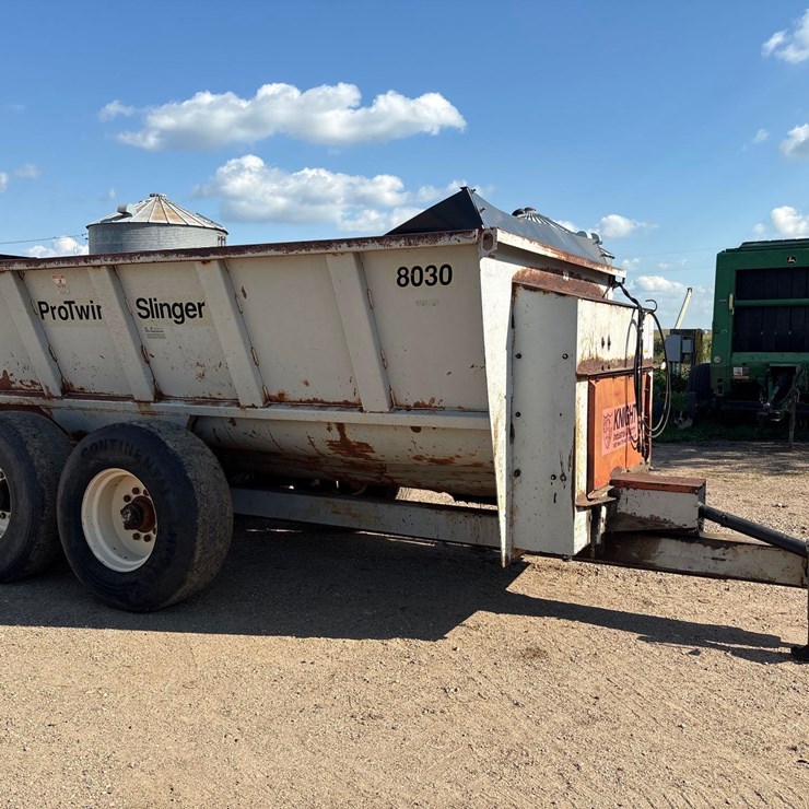Pro Twin Slinger 8030 Manure Spreader