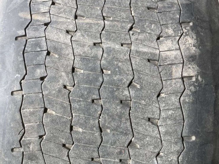 (1)-michelin-x-one-xdn2-445/50r22.5-super-single-tire-on-10-bolt-alum-rim-image-3
