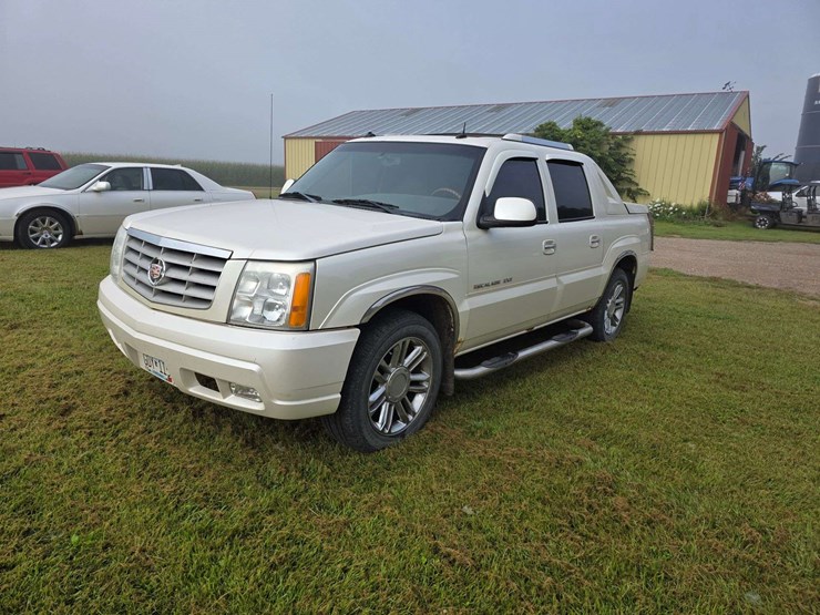 2003-cadillac-escalade-image-1