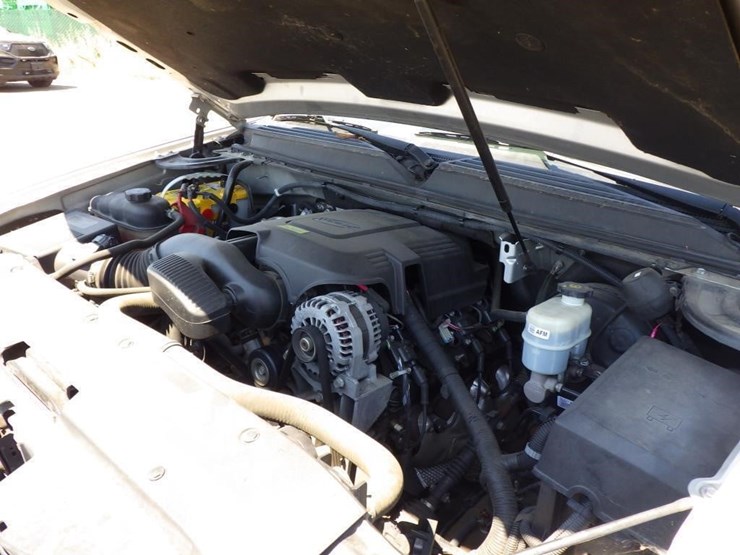 2010-chevrolet-suburban-image-10