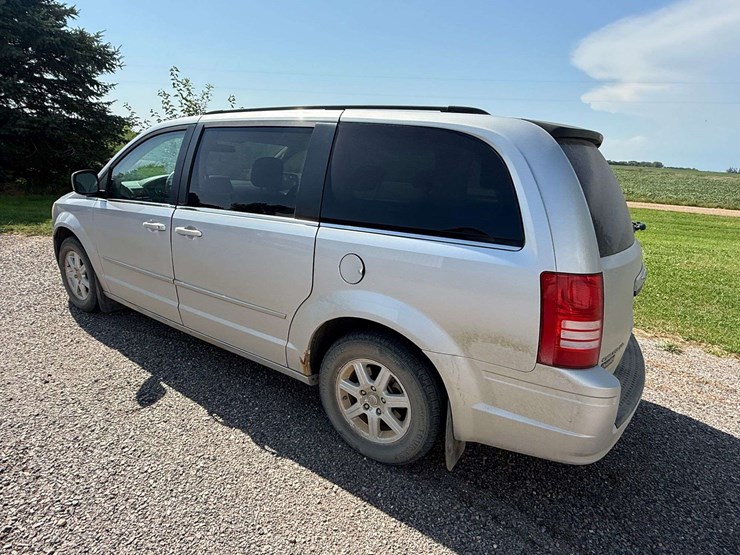 2010-chrysler-town-&-country-image-13