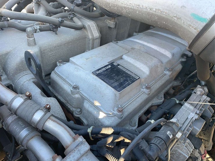 2015-navistar-8600-day-cab-semi-image-37