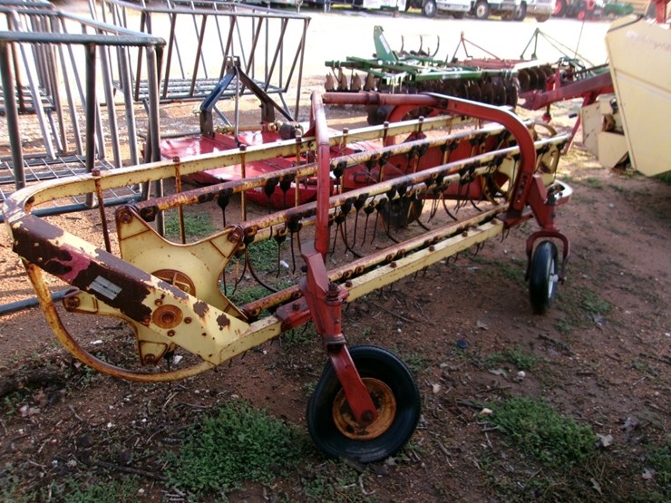 new-holland-mechanical-hay-rake-image-2