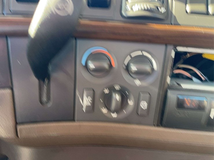 2017-volvo-day-cab-semi-image-21