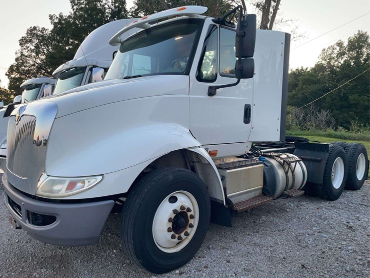 2015-navistar-8600-day-cab-semi-image-1