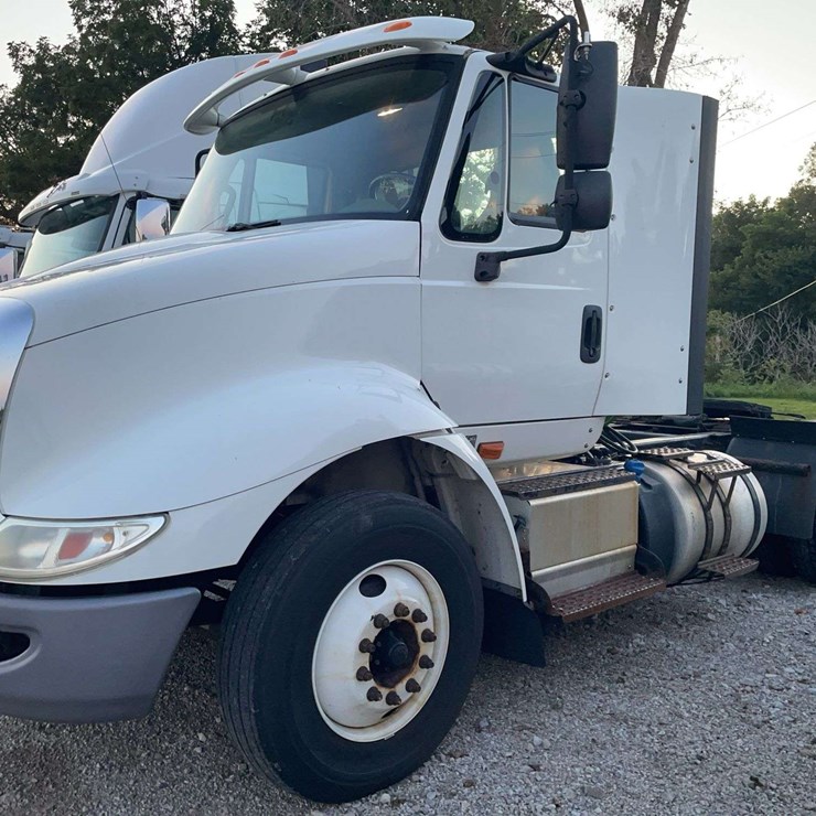 2015 Navistar 8600 day cab semi