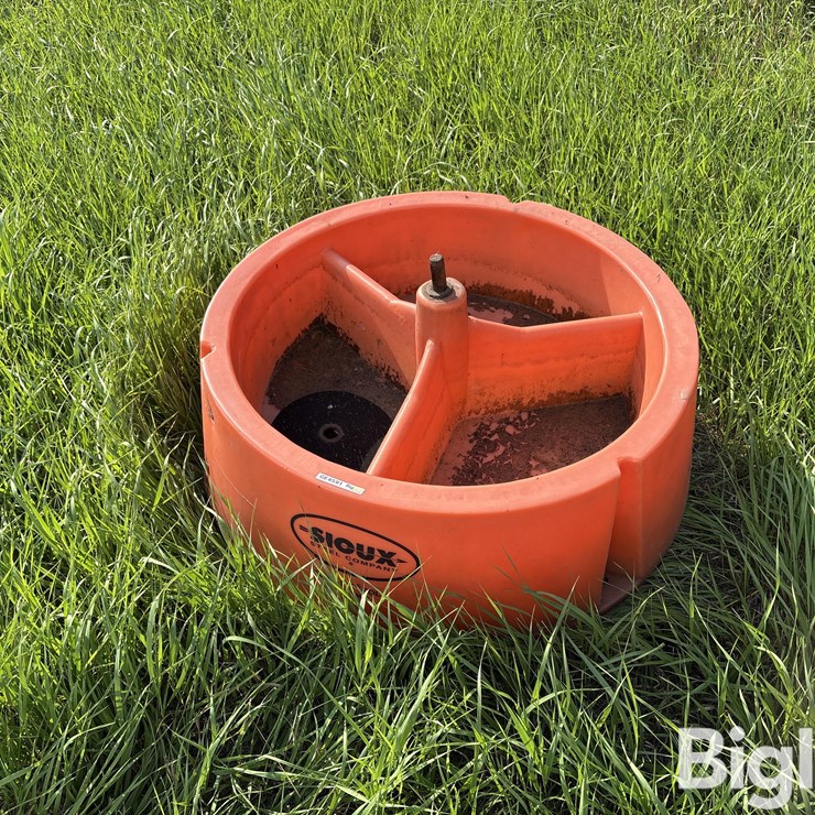 Sioux 3-Compartment Mineral Feeder