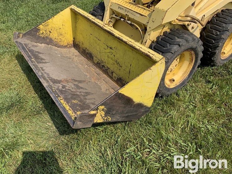 new-holland-l325-image-9
