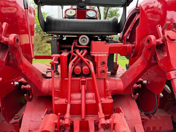 1974-ih-1568-tractor-image-45
