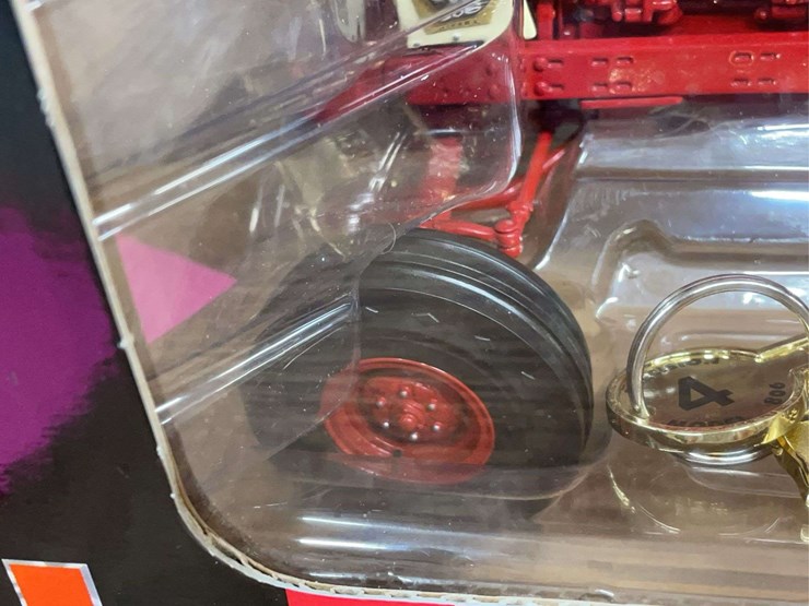1/16-farmall-806-precision-key-series-nib-ertl-image-9